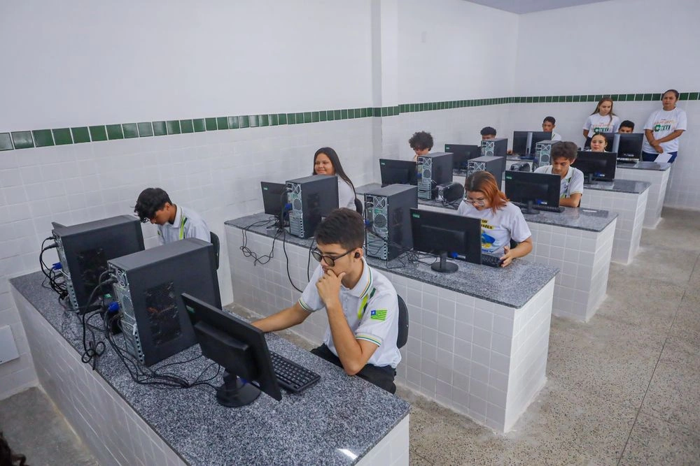 Governador inaugura escolas em Parnaíba e Luís Correia e visita obras da Escola do Mar