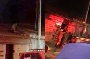 Homem baleado é retirado de telhado de residência (Foto: Reprodução)