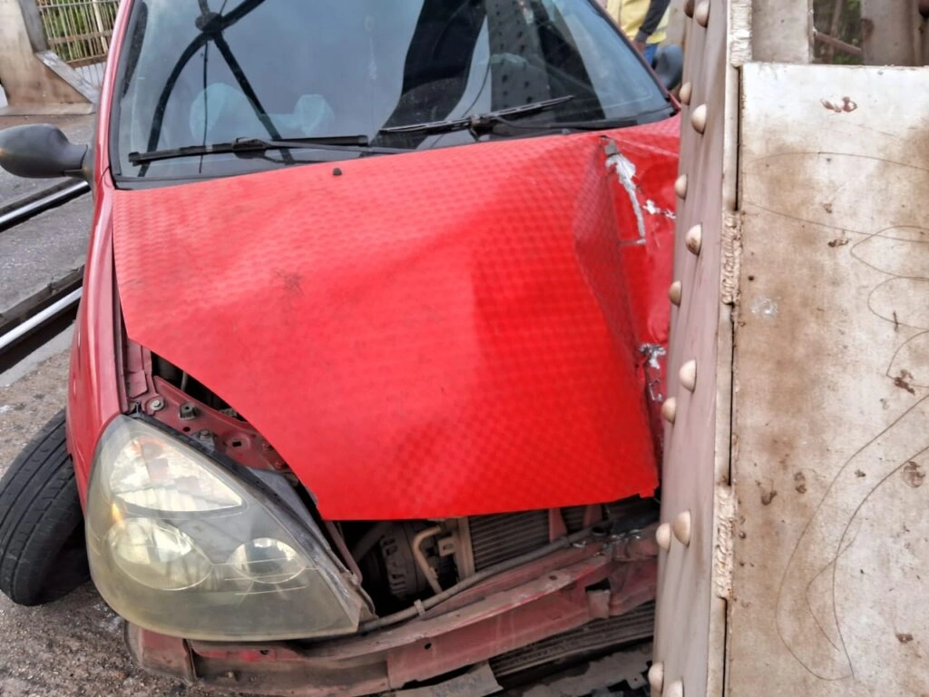 Motorista bate veículo em cima da Ponte Metálica