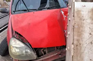 Motorista bate veículo em cima da Ponte Metálica (Foto: Reprodução)