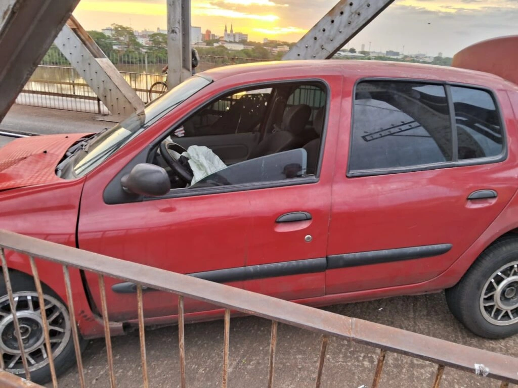 Motorista bate veículo em cima da Ponte Metálica