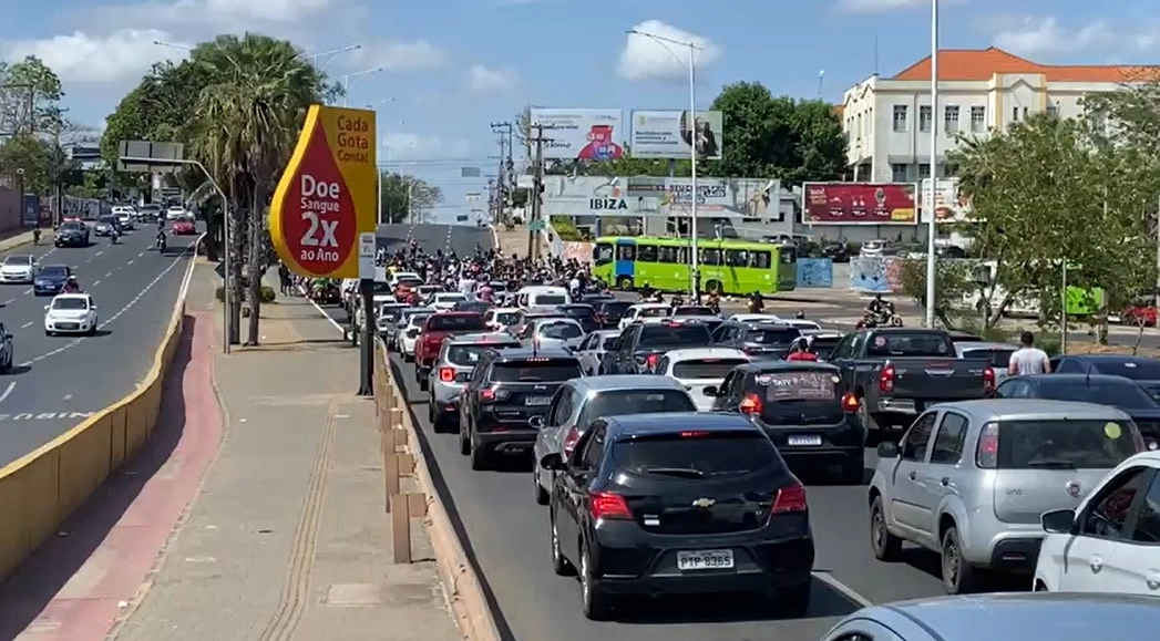 Motoristas de aplicativos realizam protesto e bloqueiam trânsito na Frei Serafim