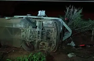 Ônibus clandestino tomba e passageiros ficam feridos na BR-135 em Bom Jesus (Foto: Reprodução)