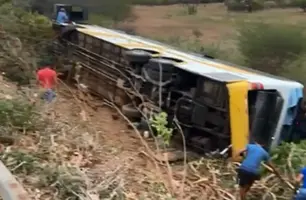 Ônibus tomba e deixa uma pessoa morta e oito gravemente feridas no Piauí (Foto: Reprodução)