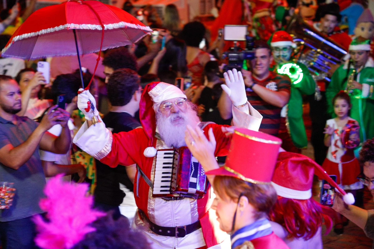 O Natal dos Sonhos encanta quem visita a vila do papai noel. Neste domingo,  19, a programação contou com show pirotécnico, apresentações musicais e  neve, By Prefeitura de Parauapebas