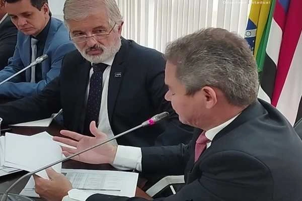 Reitor da UEMA promete curso de direito em Timon