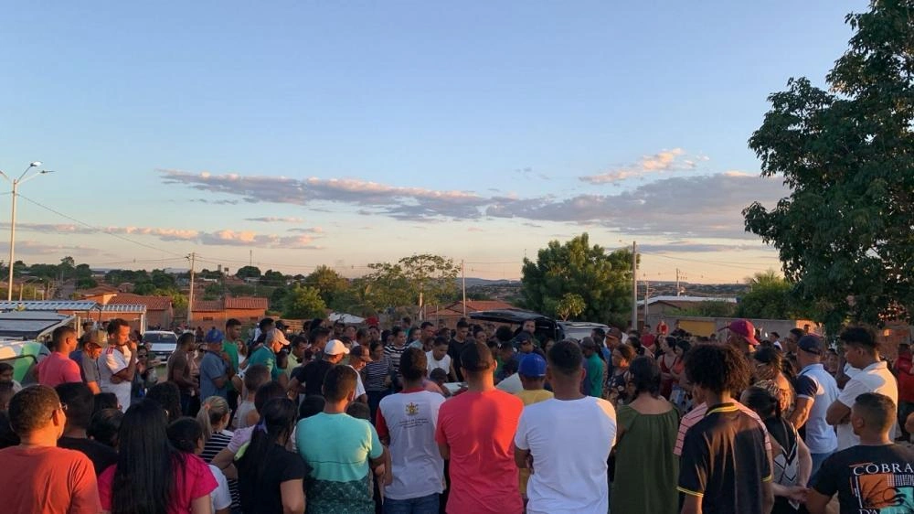 Sepultamento de família morta em acidente