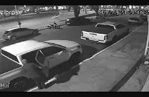 Suspeito rouba objetos dentro de Hilux (Foto: Reprodução)