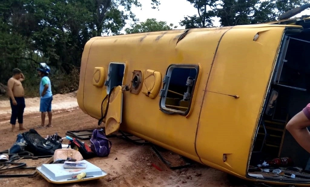 Uma criança morre e outras 15 ficam feridas após ônibus tombar no Piauí
