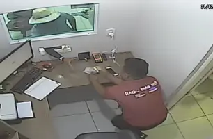 Vídeo mostra homem assaltando cerca de R$ 15 mil de centro médico de Timon (Foto: Reprodução)