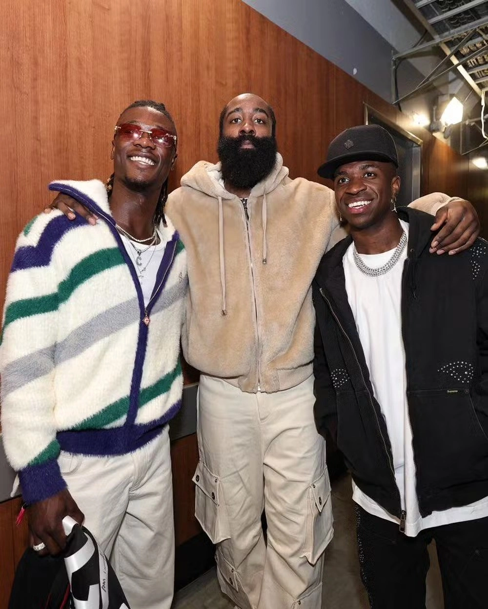Vini e Camvinga ao lado de James Harden
