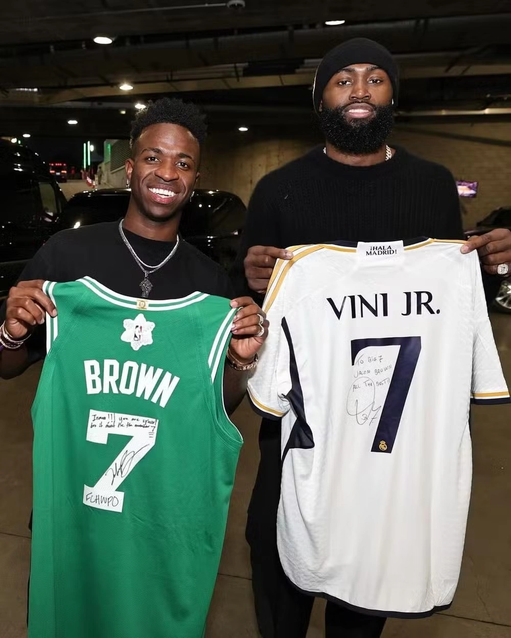 Vini Jr. e Jalen Brown trocam camisas