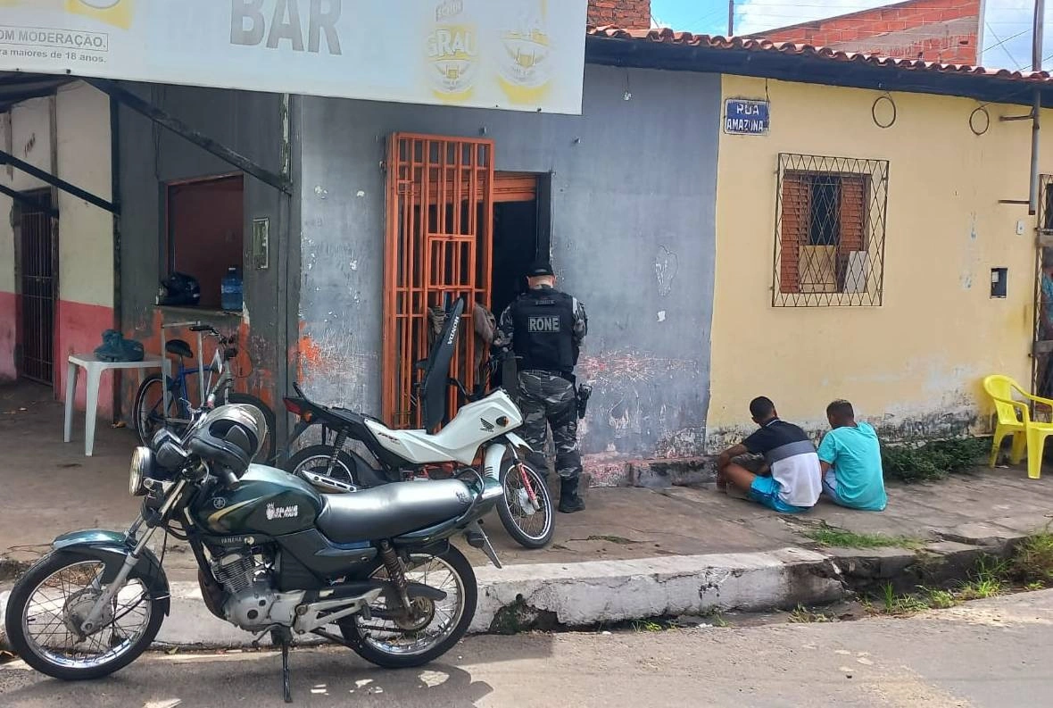Abordagem policial em salão de beleza