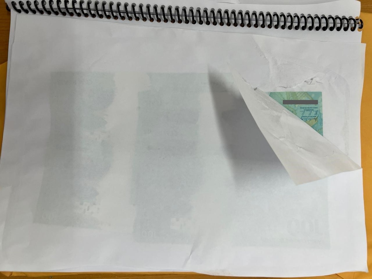 Caderno com notas falsas