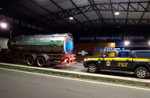 Caminhão com irregularidades significativas no sistema de pós-tratamento de gases poluentes. (Foto: Divulgação/ PRF-PI)