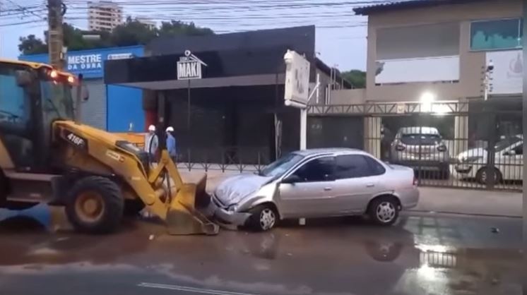 Carro colide contra retroescavadeira
