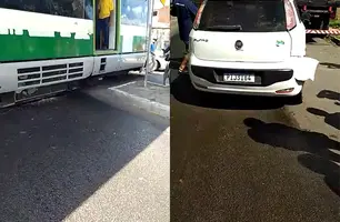 Carro ficou com danos na lateral (Foto: Reprodução)