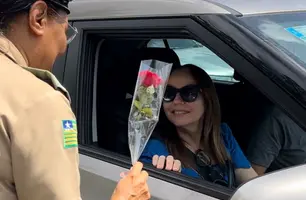 Entrega de rosas pela PM (Foto: Divulgação/SSP)