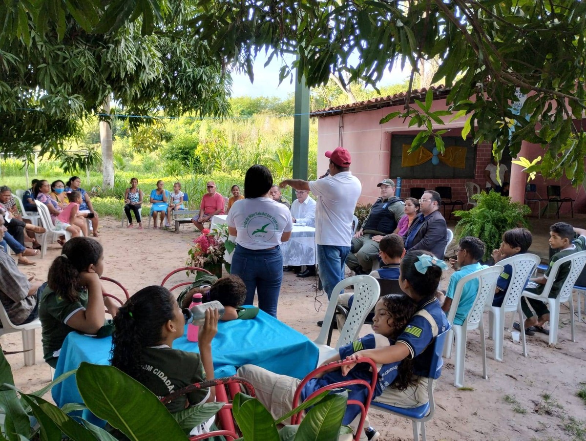 Entrega de rosas pela PM