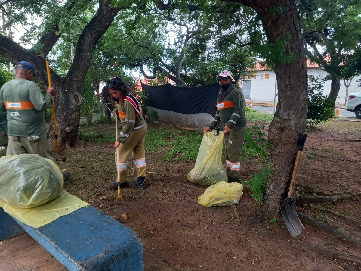 Equipe de limpeza em praças da zona Sudeste de Teresina