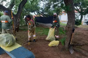 Equipe de limpeza em praças da zona Sudeste de Teresina (Foto: Ascom/ Saad Sudeste)