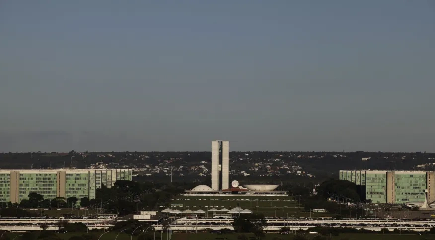 Esplanada dos Ministérios com o Congresso Nacional ao fundo, em Brasília