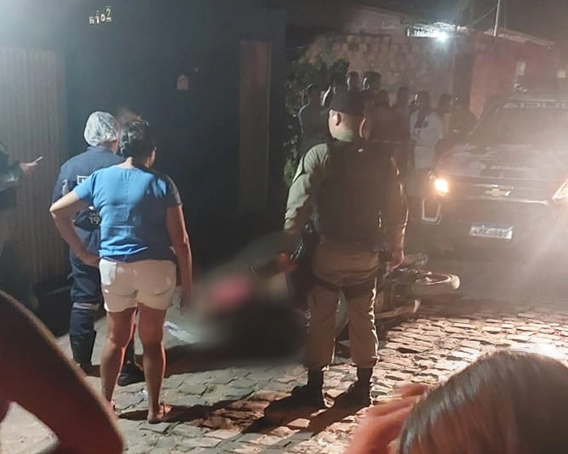 Homem foi morto a tiros ao sair de casa
