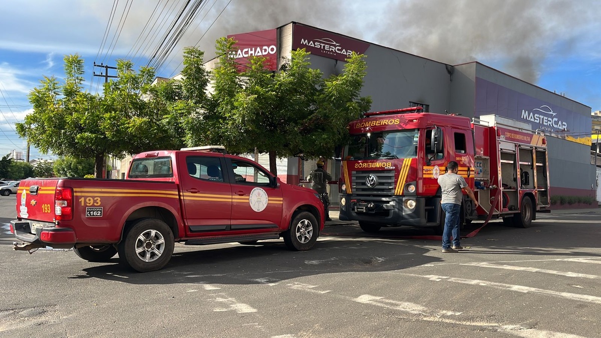 Incêndio atinge prédio da Mastercar Lataria em Teresina