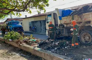 Limpeza das áreas ao redor do campo (Foto: Divulgação/ Prefeitura de Teresina)
