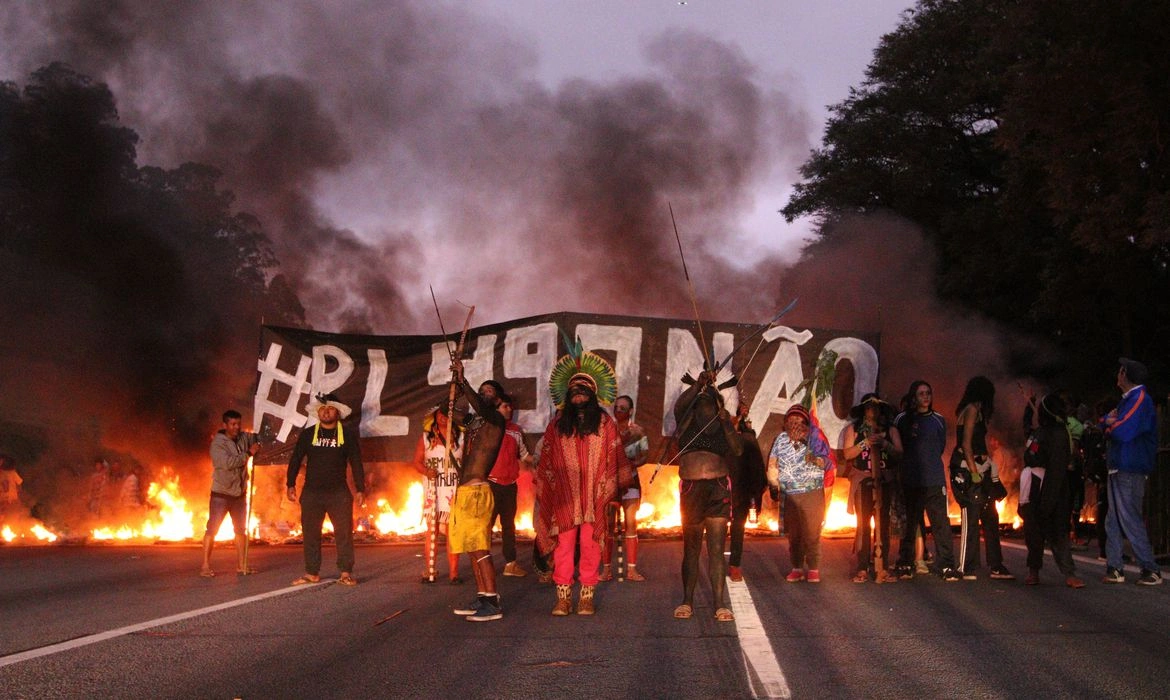 Manifestação de indígenas Guaranis que bloquearam a Rodovia dos Bandeirantes