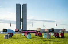 Mochilas vazias em frente ao Congresso, lembram vítimas de violência