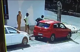 Momento em que assaltantes roubam carro (Foto: Reprodução)