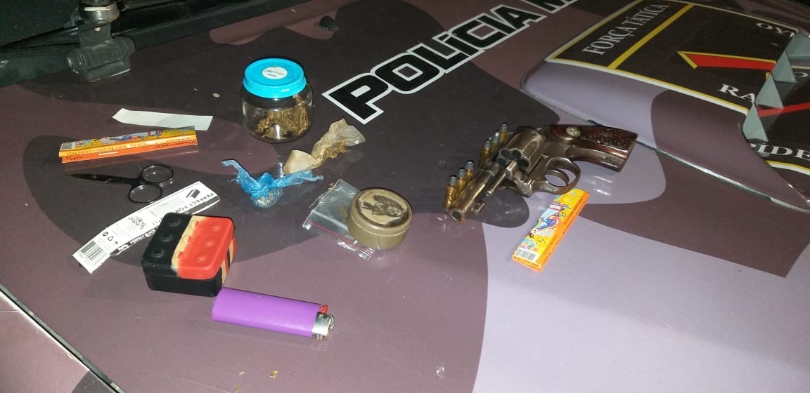 Presos com arma e drogas
