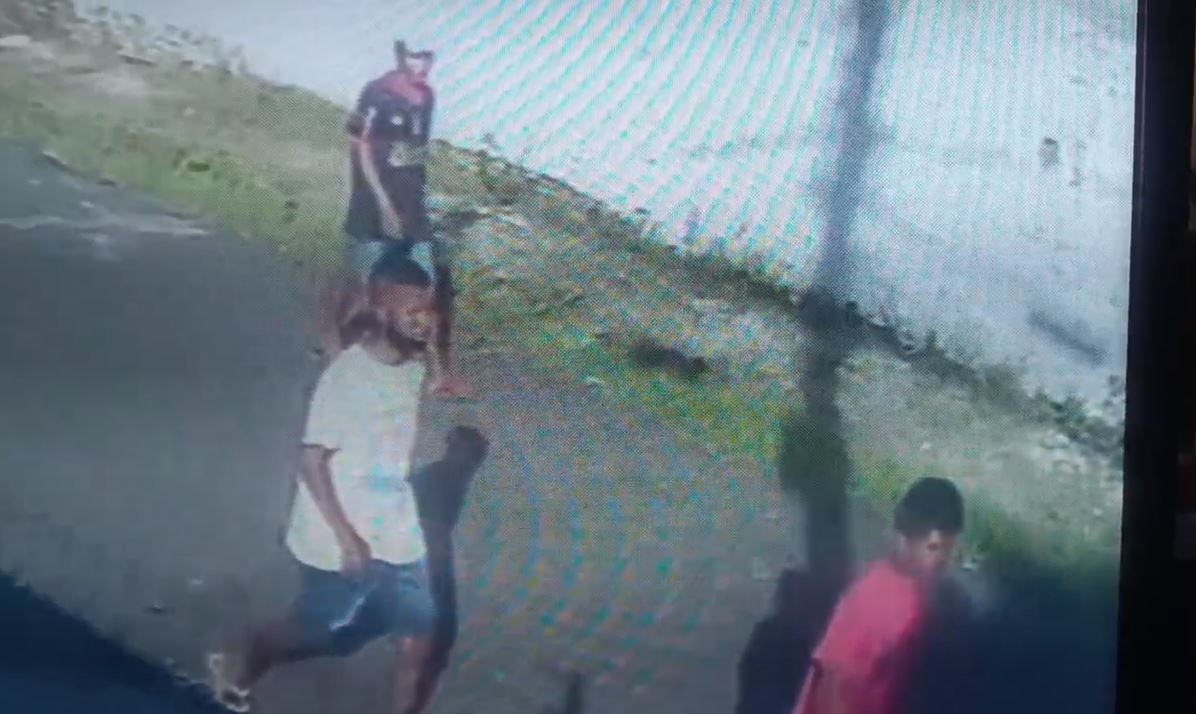 Trio que invadiu residência