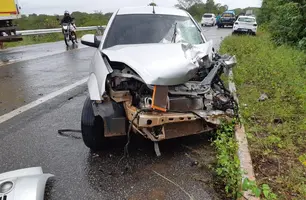 Acidente entre carro e caminhão (Foto: Divulgação/ PRF-PI)