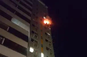 Apartamento em chamas no edifício Burle Max (Foto: Reprodução)