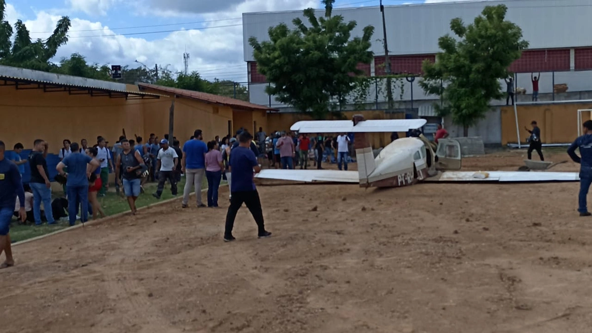 Avião cai em campo de Teresina