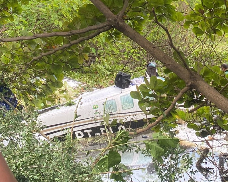 Avião de pequeno porte cai em lagoa de Teresina
