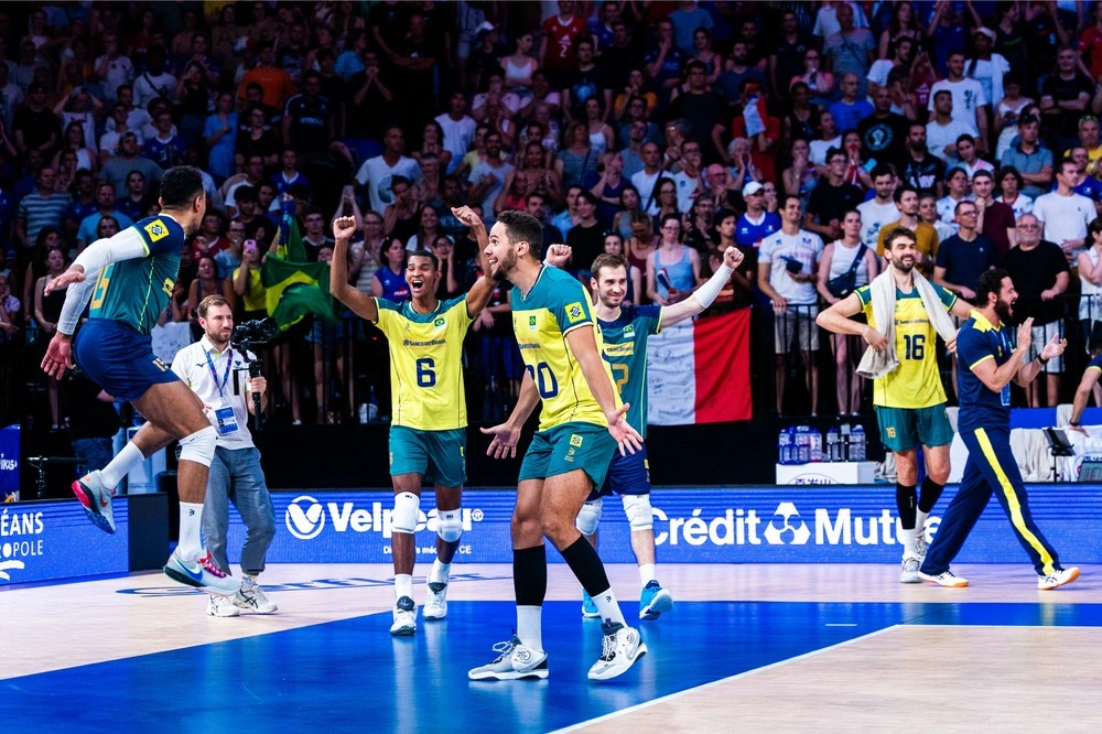 Brasil comemora vitória contra a França na Liga das Nações de vôlei 2023