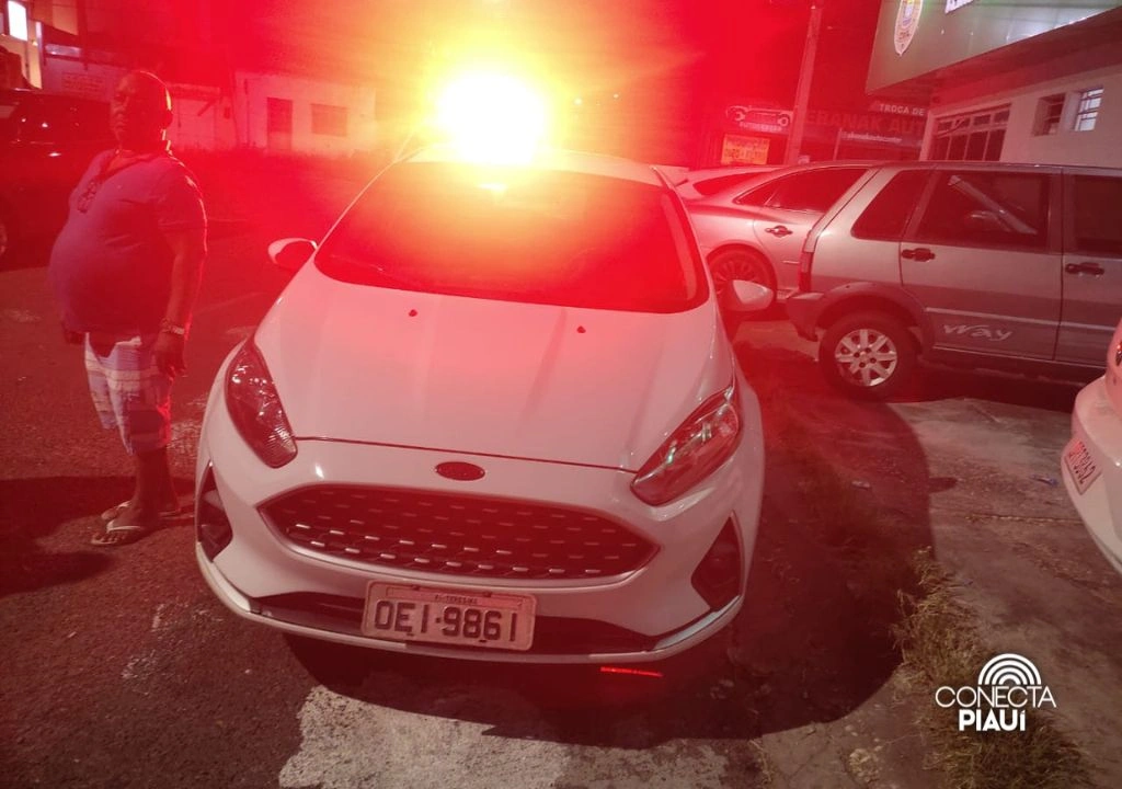 Carro de motorista de aplicativo recuperado