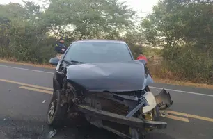 Colisão entre veículos na BR-230 (Foto: Divulgação/ PRF-PI)