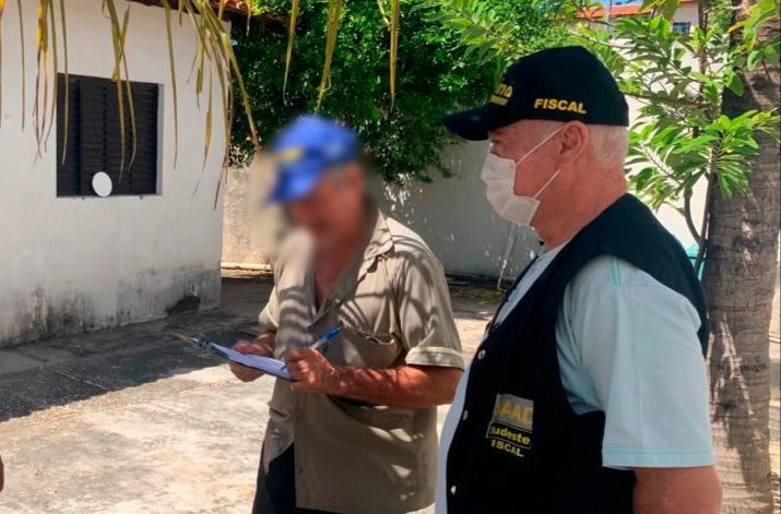 Condomínio residencial é notificado por descartar lixo de forma irregular.