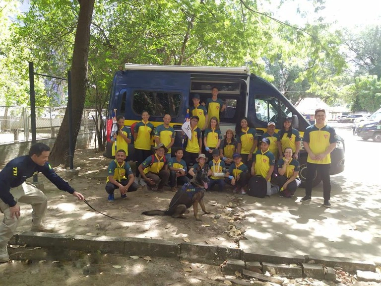 Crianças e adolescentes do Clube de Desbravadores Raio de Sol