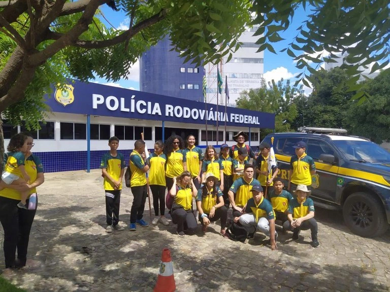 Crianças e adolescentes do Clube de Desbravadores Raio de Sol