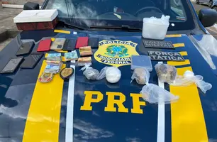 Drogas, aparelhos celulares e quantias em dinheiro apreendidas (Foto: Divulgação/ PRF-PI)