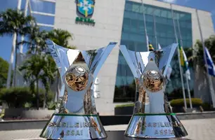 Duas taças do brasileirão em frente à sede da CBF no Rio de Janeiro (Foto: Lucas Figueiredo)