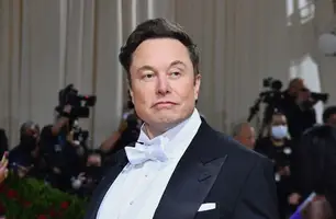 Elon Musk no Met Gala (Foto: Angela Weiss / AFP)