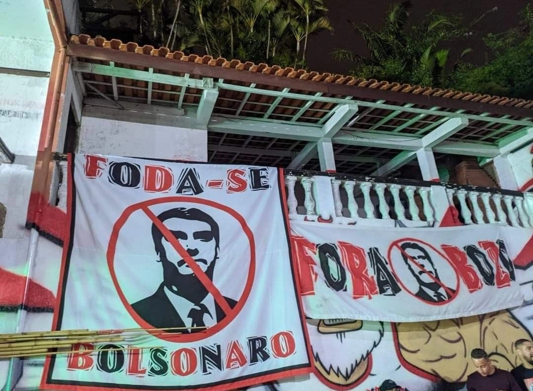 Faixas de torcidas organizadas contra o Bolsonaro