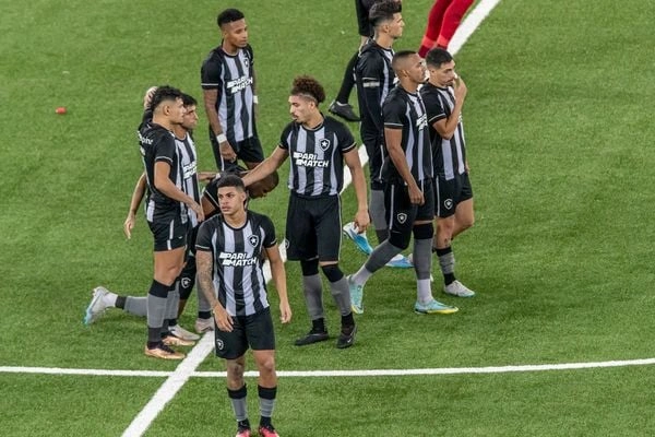 Jogadores do Botafogo desolados após perder nos pênaltis