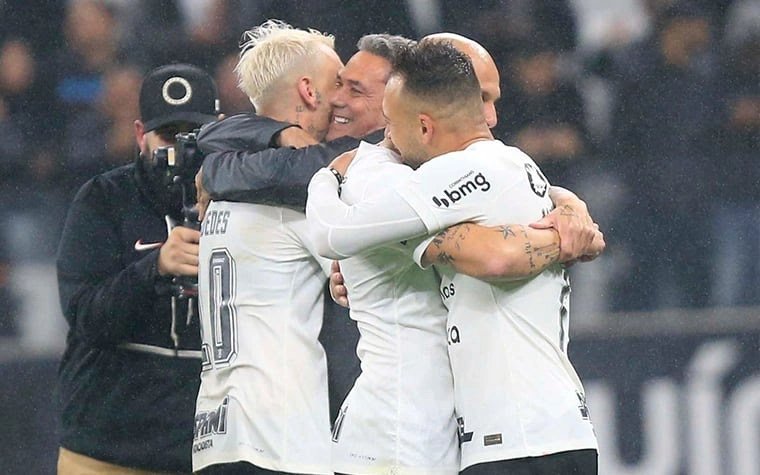 Jogadores do Corinthians comemorando após classificação nos pênaltis